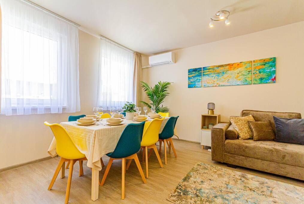 Roomy Apartment 80Sqm At City Center Free Parking Space, Ac & Balcony ブダペスト エクステリア 写真